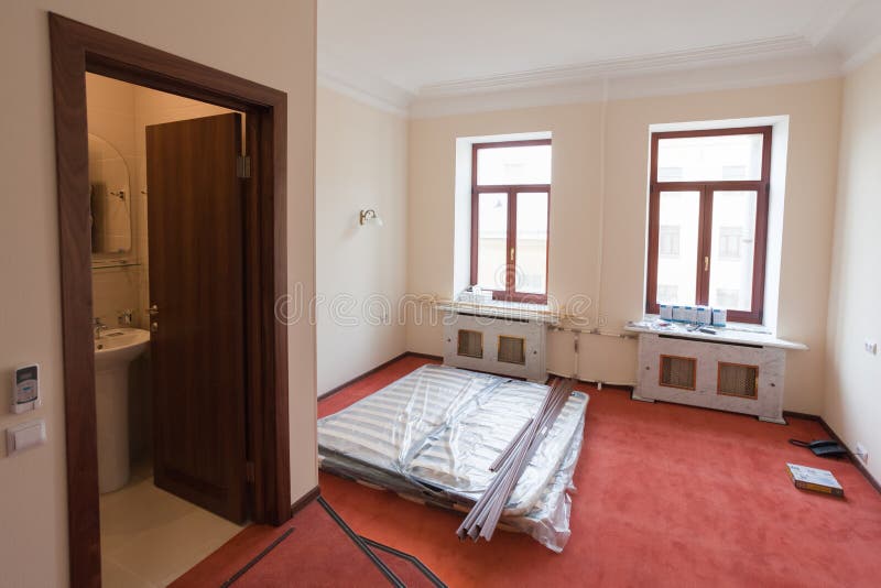De bouwmaterialen, het meubilair en de telefoon zijn in aanbouw op de vloer van flat in het hotel tijdens stock afbeeldingen De bouwmaterialen, het meubilair en de telefoon zijn in aanbouw op de vloer van flat in het hotel tijdens stock afbeeldingen