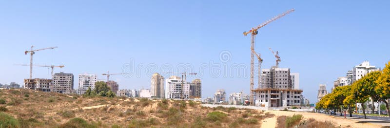 De bouwyard van Woningbouw van huizen op een nieuw gebied van de stad Holon in Isra?l