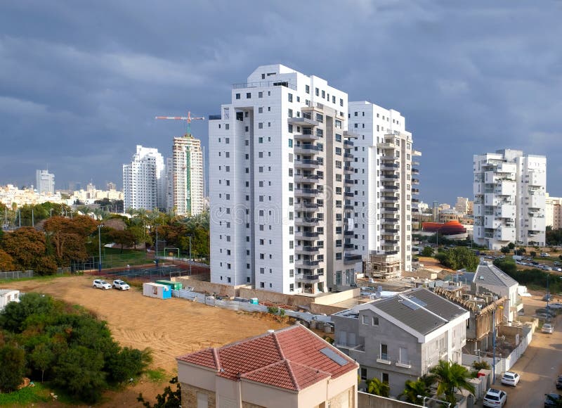De bouwyard van Woningbouw van huizen op een nieuw gebied van de stad Holon in Israël