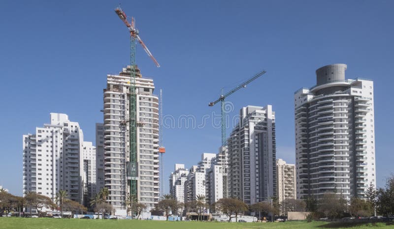 De bouwyard van Woningbouw van huizen op een nieuw gebied van de stad Holon in Israël
