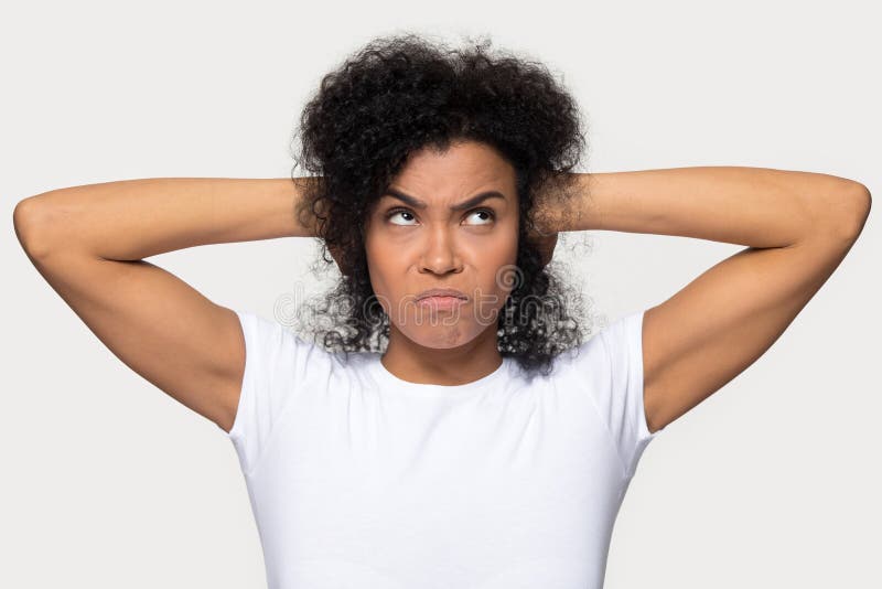 De boze Afrikaanse vrouw sloot haar oren met het schot van de handenstudio stock afbeeldingen De boze Afrikaanse vrouw sloot haar oren met het schot van de handenstudio stock afbeeldingen