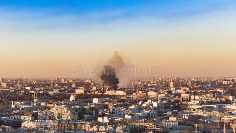 De brand in de stad, een kolom van zwarte rook neemt boven horizon, satellietbeeld toe royalty-vrije stock foto's De brand in de stad, een kolom van zwarte rook neemt boven horizon, satellietbeeld toe royalty-vrije stock foto's