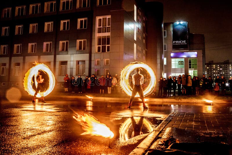 De brand van nachtprestaties toont voor een menigte van mensen stock foto De brand van nachtprestaties toont voor een menigte van mensen stock foto