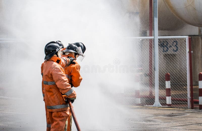 De brandbestrijders bespuiten water aan wildfire royalty-vrije stock fotografie De brandbestrijders bespuiten water aan wildfire royalty-vrije stock fotografie