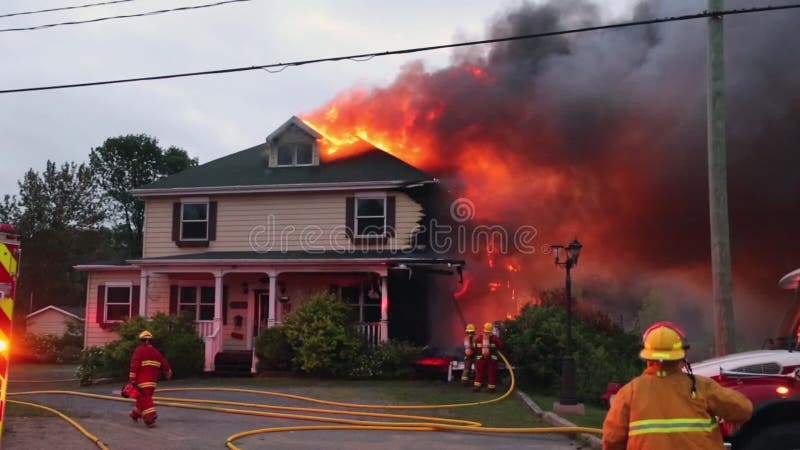 De brandbestrijders vechten opvlammende huisbrand