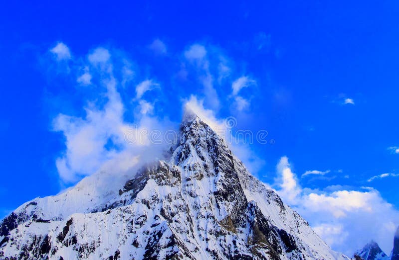 De brede piek dichtbij de K2-piek in de Karakorum-bergen strekt zich in Pakistan uit royalty-vrije stock foto's De brede piek dichtbij de K2-piek in de Karakorum-bergen strekt zich in Pakistan uit royalty-vrije stock foto's
