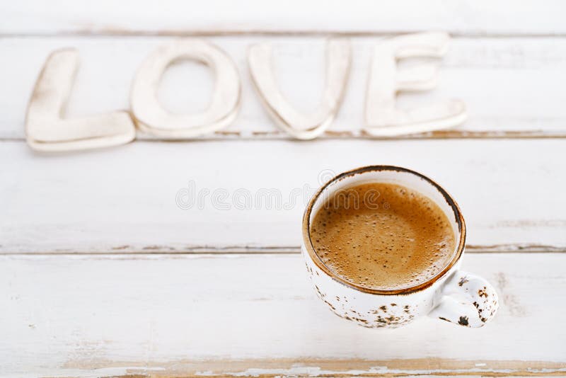 De brieven van het LIEFDEteken met espressokop royalty-vrije stock afbeelding De brieven van het LIEFDEteken met espressokop royalty-vrije stock afbeelding