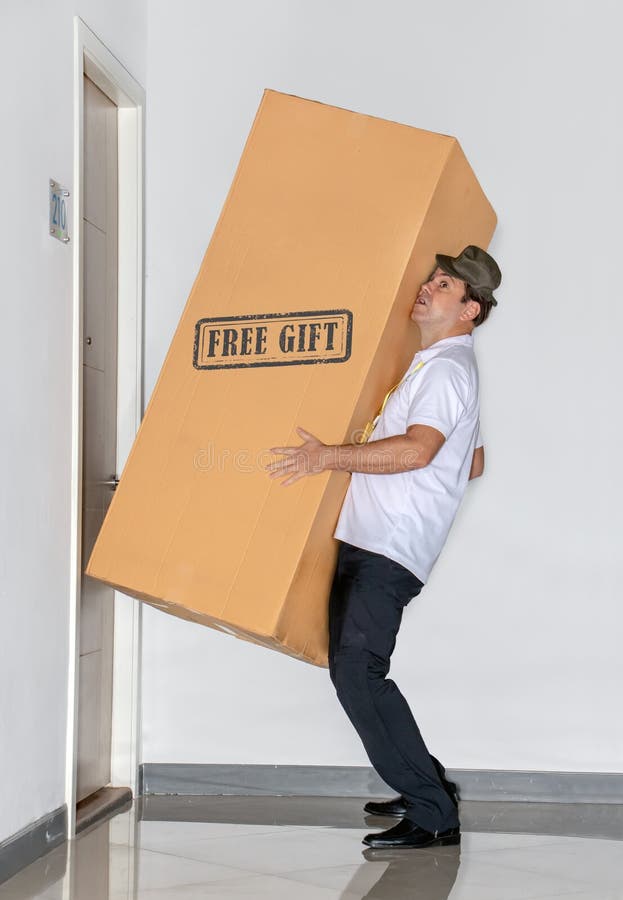 De brievenbesteller draagt een groot pakket - vrije gift stock foto's De brievenbesteller draagt een groot pakket - vrije gift stock foto's