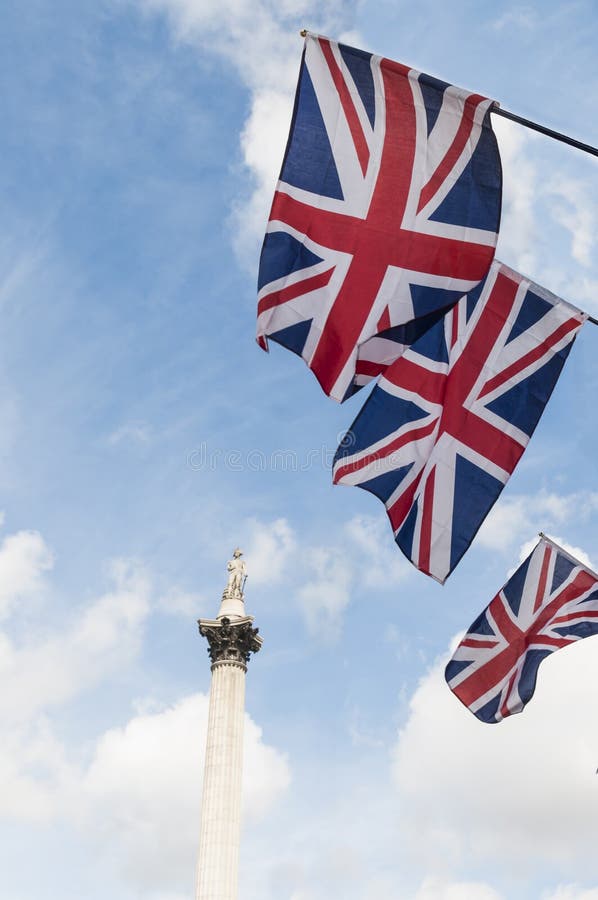 De Britse vlaggen van de Unie in Vierkant Trafalgar.