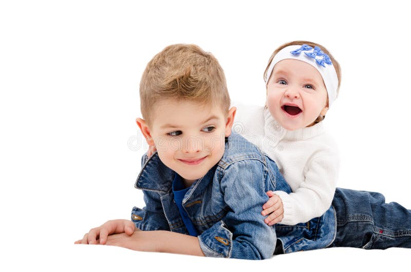 De broer en zijn vrolijke kleine zuster stock foto's De broer en zijn vrolijke kleine zuster stock foto's