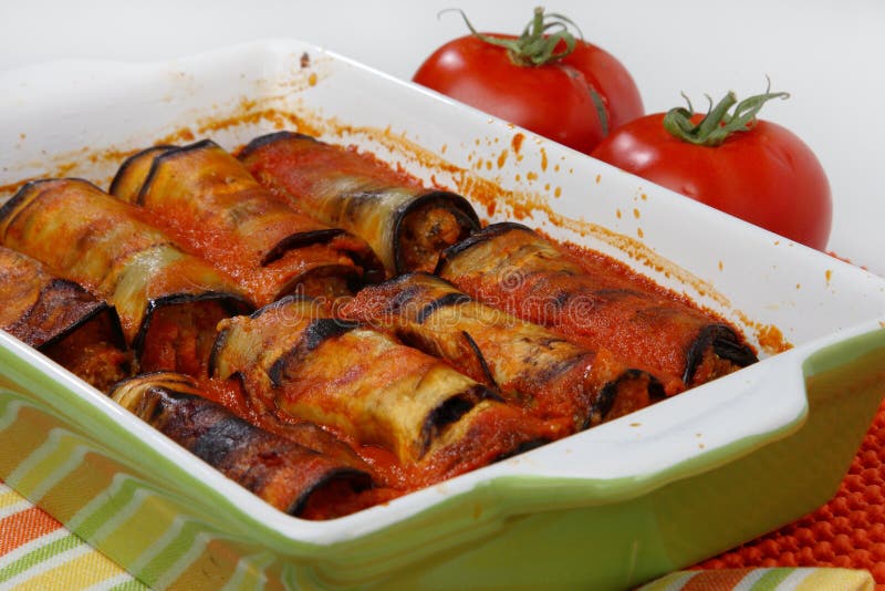 De broodjes van de aubergine die met vlees worden gevuld stock afbeeldingen De broodjes van de aubergine die met vlees worden gevuld stock afbeeldingen