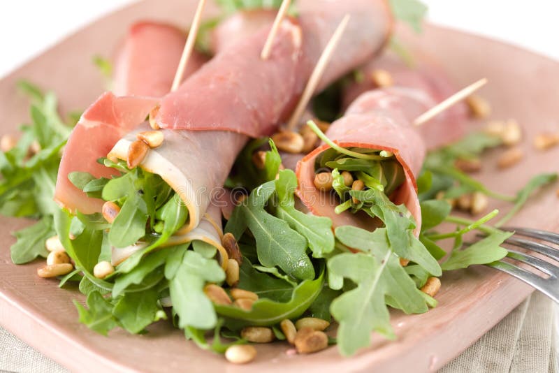 De broodjes van de ham met raketsalade stock afbeeldingen De broodjes van de ham met raketsalade stock afbeeldingen