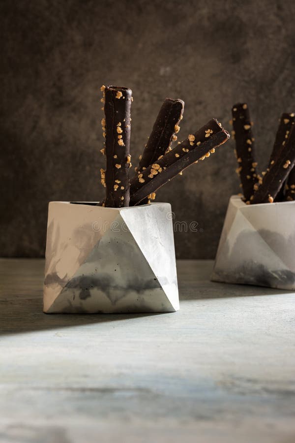 De Broodjes van de wafeltjechocolade met amandelen, in geometrische kom royalty-vrije stock foto De Broodjes van de wafeltjechocolade met amandelen, in geometrische kom royalty-vrije stock foto
