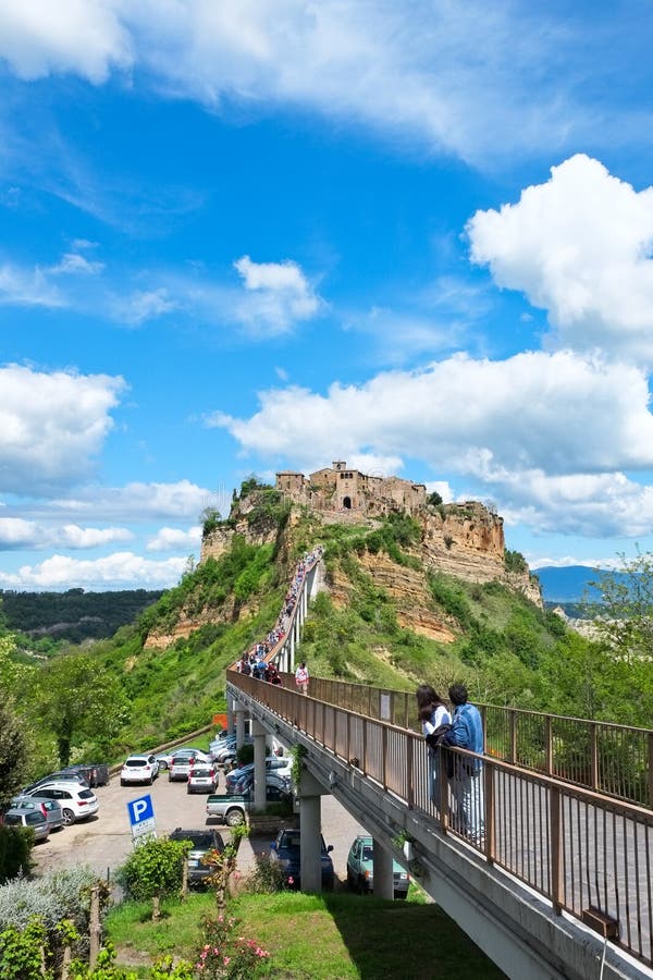 De brug aan Civita Di Bagnoregio met toeristen