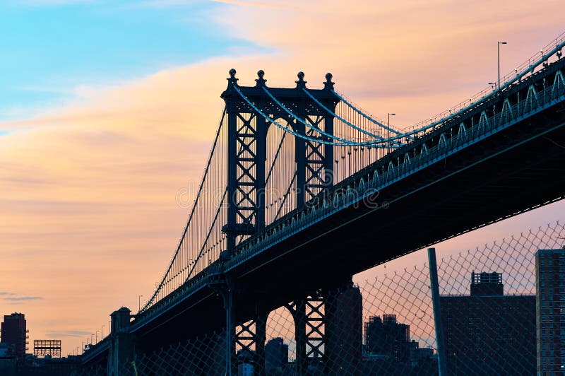 De Brug en de horizonsilhouetmening van Manhattan van Brooklyn bij zonsondergang stock foto's De Brug en de horizonsilhouetmening van Manhattan van Brooklyn bij zonsondergang stock foto's