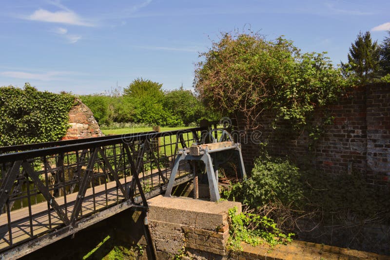 De brug en het oude kanaal sluiten op de rivier Lee dichtbij Waltham-Abdijruïnes, het UK stock afbeeldingen De brug en het oude kanaal sluiten op de rivier Lee dichtbij Waltham-Abdijruïnes, het UK stock afbeeldingen