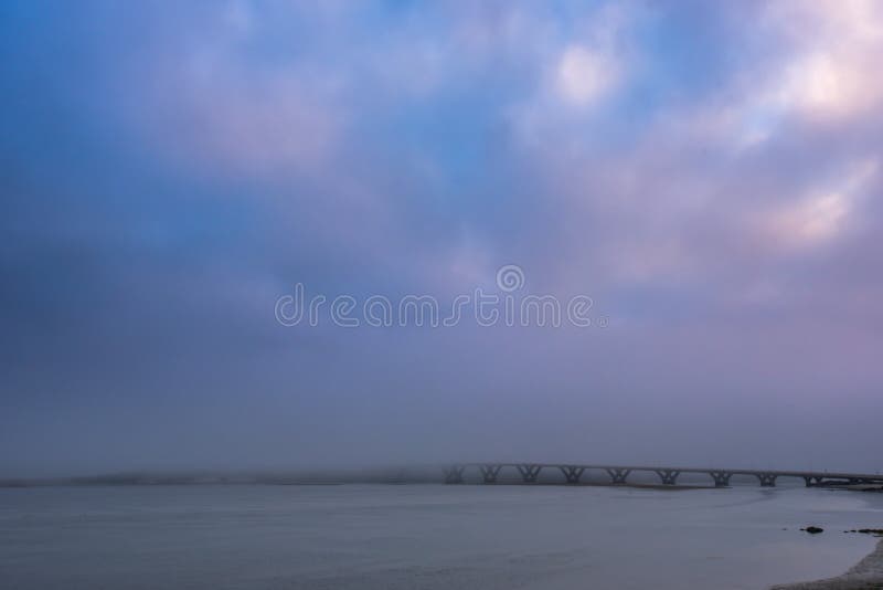 De Brug van de Alseabaai verdwijnt in de Mist royalty-vrije stock fotografie De Brug van de Alseabaai verdwijnt in de Mist royalty-vrije stock fotografie