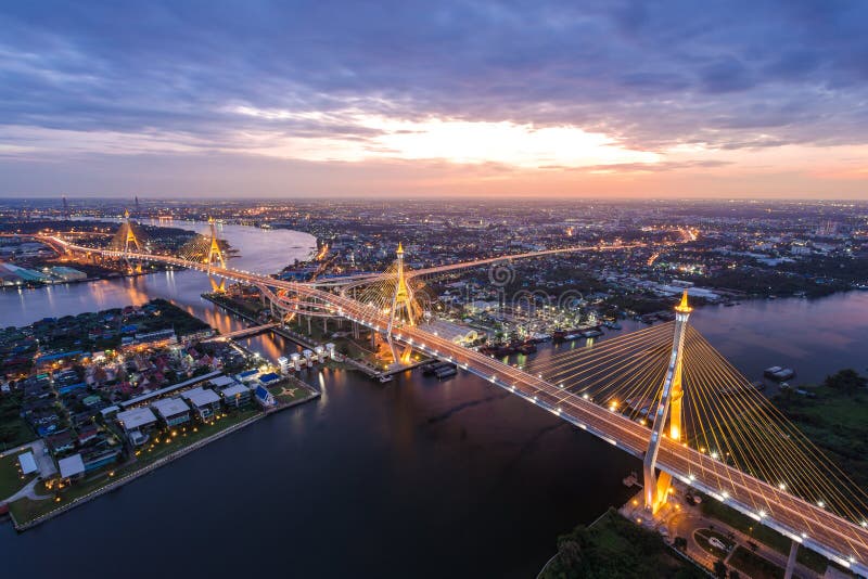 De Brug van Bhumibol stock fotografie De Brug van Bhumibol stock fotografie