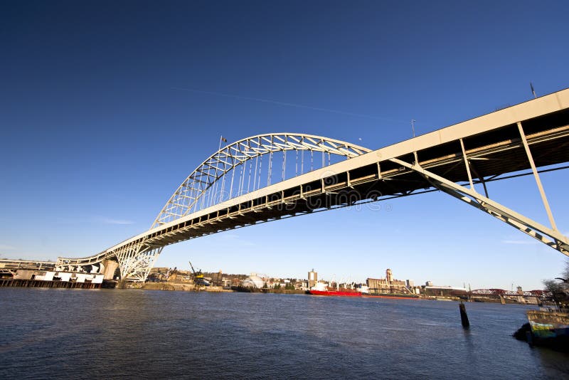 De brug van boogfremont over de rivier Willamette Portland Oregon royalty-vrije stock afbeelding De brug van boogfremont over de rivier Willamette Portland Oregon royalty-vrije stock afbeelding