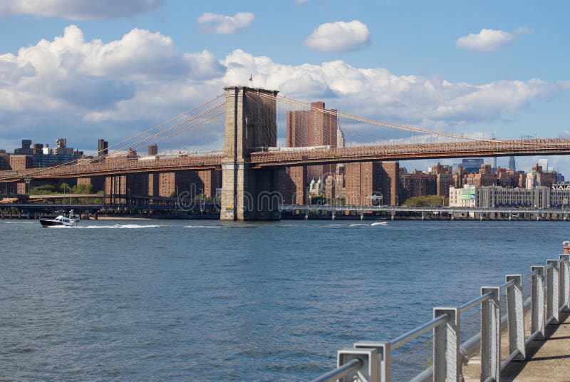 De Brug Van Brooklyn En De Rivier Van Het Oosten Redactionele Stock