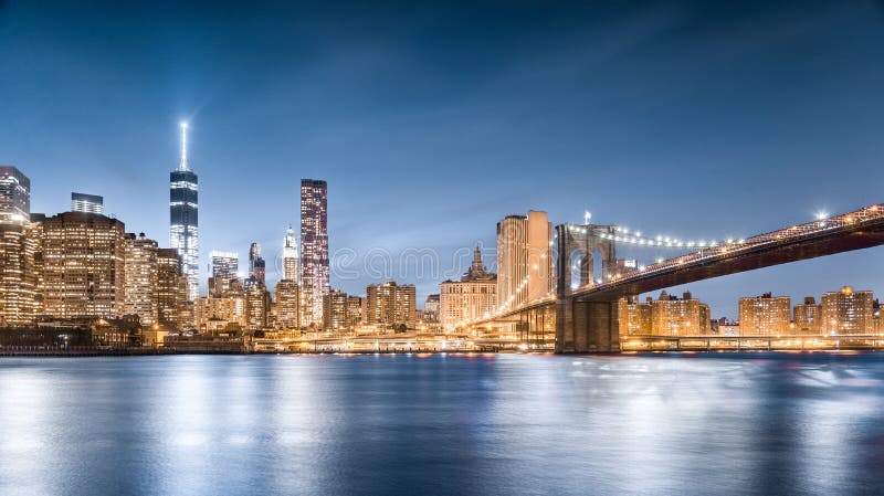 De Brug van Brooklyn en Freedom Tower bij nacht, Lower Manhattan, mening van de Brugpark van Brooklyn in de Stad van New York stock foto De Brug van Brooklyn en Freedom Tower bij nacht, Lower Manhattan, mening van de Brugpark van Brooklyn in de Stad van New York stock foto