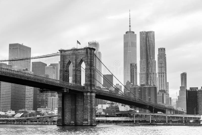 De Brug van Brooklyn en de horizon van Manhattan in zwart-wit, New York, de V.S.