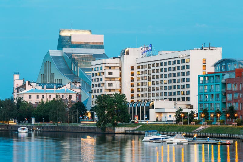 De brug van de Sluier Avondcityscape bij Bank van Daugava-Rivier met Nationaal Bibliotheek de Bouwslot van Licht stock afbeelding De brug van de Sluier Avondcityscape bij Bank van Daugava-Rivier met Nationaal Bibliotheek de Bouwslot van Licht stock afbeelding
