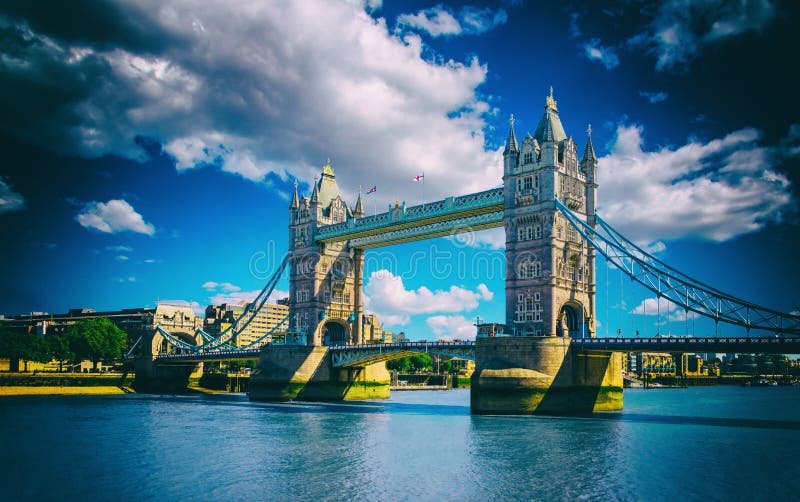 De Brug van de toren in Londen, het UK De brug is één van de beroemdste oriëntatiepunten in Groot-Brittannië, Engeland royalty-vrije stock foto's De Brug van de toren in Londen, het UK De brug is één van de beroemdste oriëntatiepunten in Groot-Brittannië, Engeland royalty-vrije stock foto's