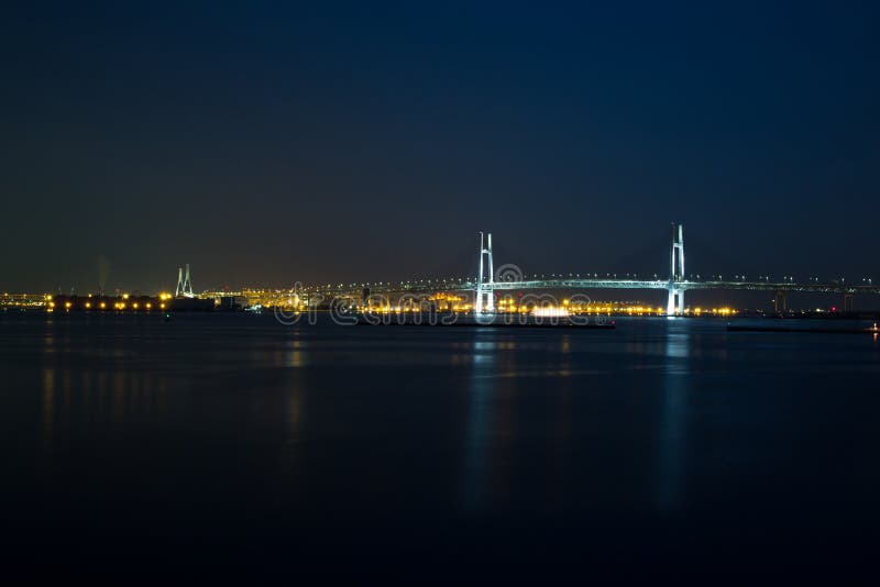 Yokohama Bay Bridge 's nachts stock afbeeldingen