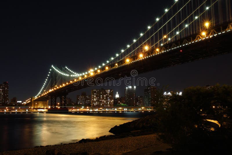 De Brug van Manhattan bij schemer royalty-vrije stock afbeelding De Brug van Manhattan bij schemer royalty-vrije stock afbeelding