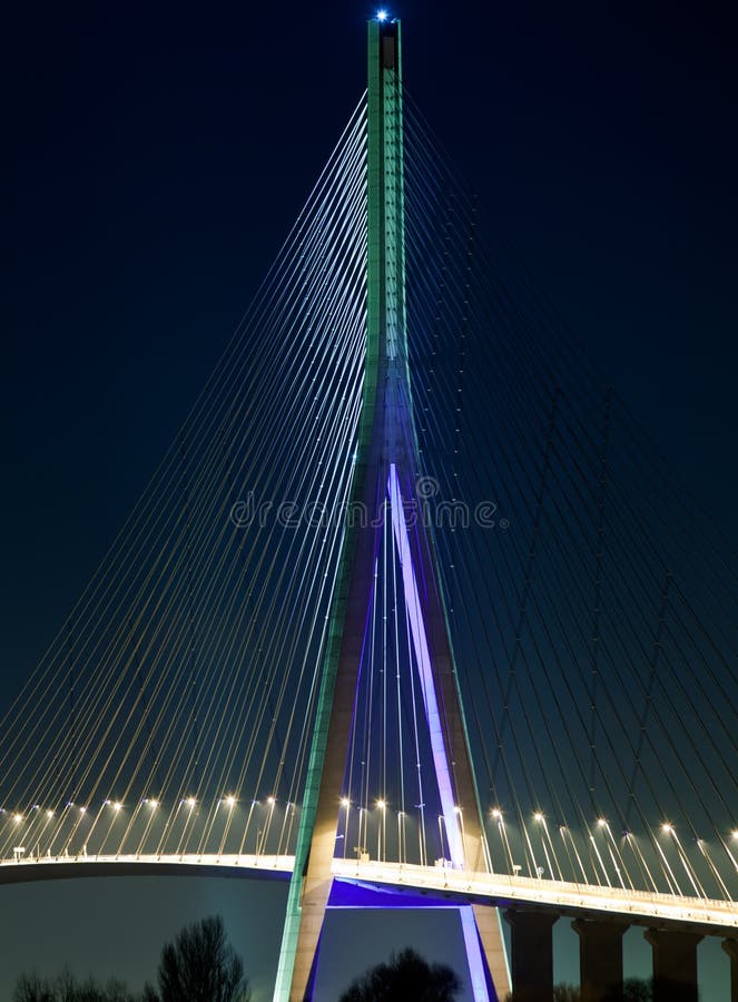De brug van Normandië bij nacht stock fotografie De brug van Normandië bij nacht stock fotografie