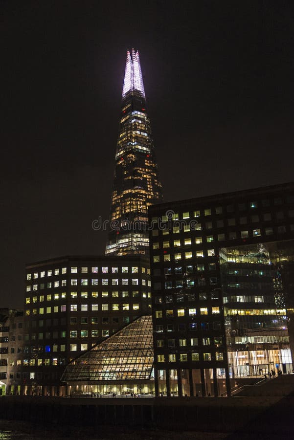 De Brug van scherflonden is een wolkenkrabber in Londen, Engeland het UK royalty-vrije stock fotografie De Brug van scherflonden is een wolkenkrabber in Londen, Engeland het UK royalty-vrije stock fotografie