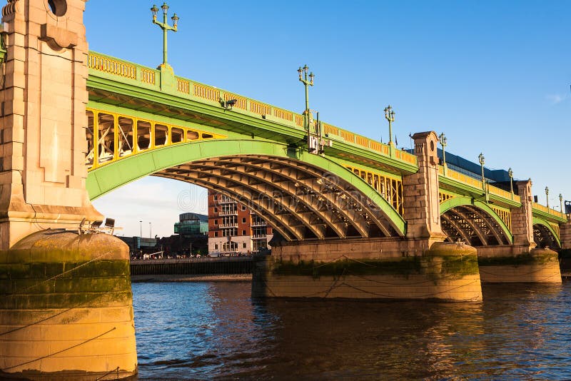 De Brug Van Southwark, Londen, Het UK Stock Afbeelding - Afbeelding bestaande uit engeland ...