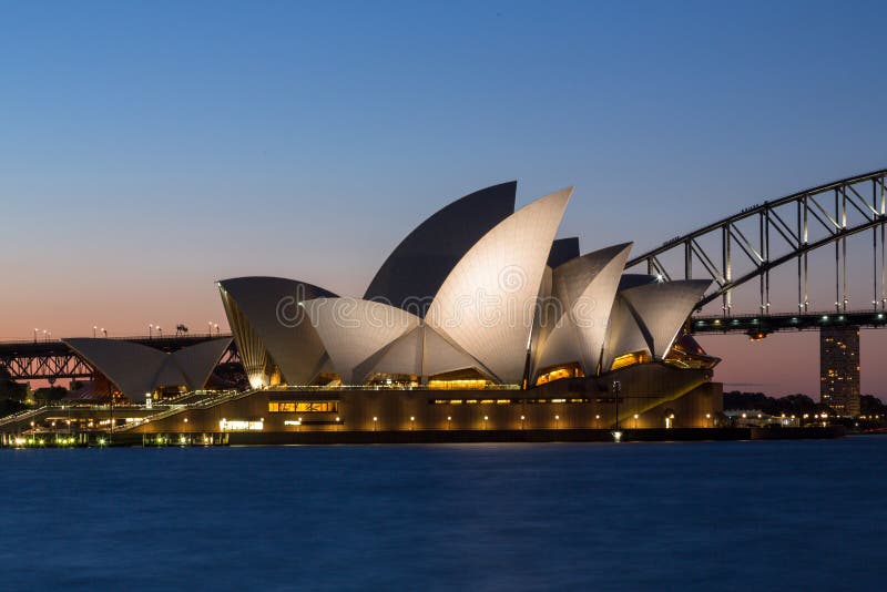 De Brug van Sydney Opera House en van de Haven bij zonsondergang stock foto's De Brug van Sydney Opera House en van de Haven bij zonsondergang stock foto's