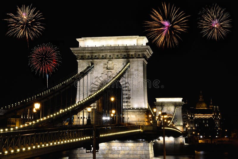 De brug van de Szechenyiketting met vuurwerk, Boedapest stock fotografie De brug van de Szechenyiketting met vuurwerk, Boedapest stock fotografie