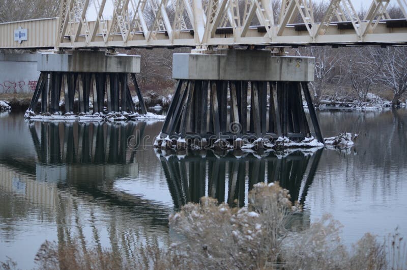 De Brugdetail van de spoorweg, Sneeuwdag, Yakima Delta, Richland, Washington stock afbeeldingen De Brugdetail van de spoorweg, Sneeuwdag, Yakima Delta, Richland, Washington stock afbeeldingen