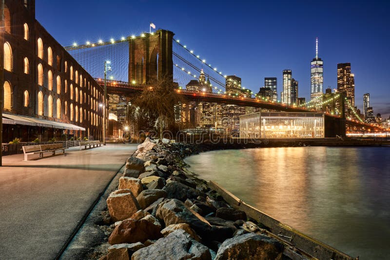 De Brugpark van Brooklyn riverfront en Lower Manhattan bij schemering De Stad van Brooklyn, Manhattan, New York