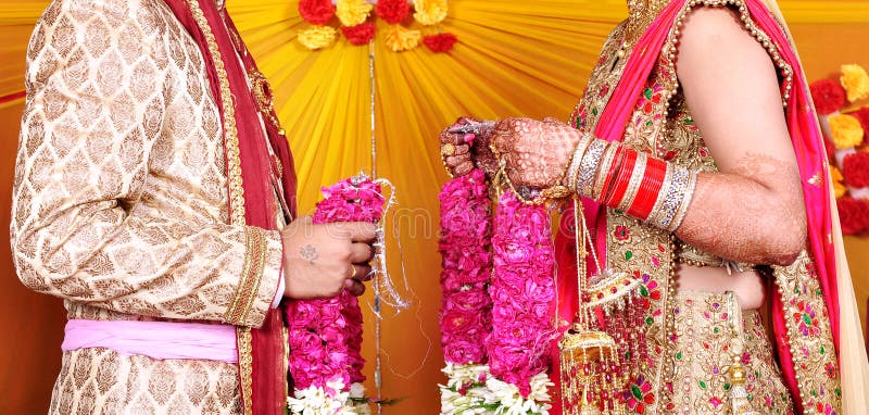 De bruid en de bruidegom bij het Indische Huwelijk royalty-vrije stock foto De bruid en de bruidegom bij het Indische Huwelijk royalty-vrije stock foto