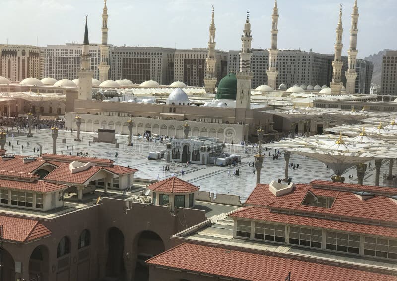 De buitenmening van minaretten en groene koepel van een moskee ging de samenstelling van start masjid Al Nabawi-minaret en groene