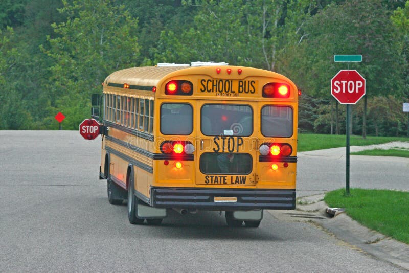 De Bus van de school bij het Teken van het Einde