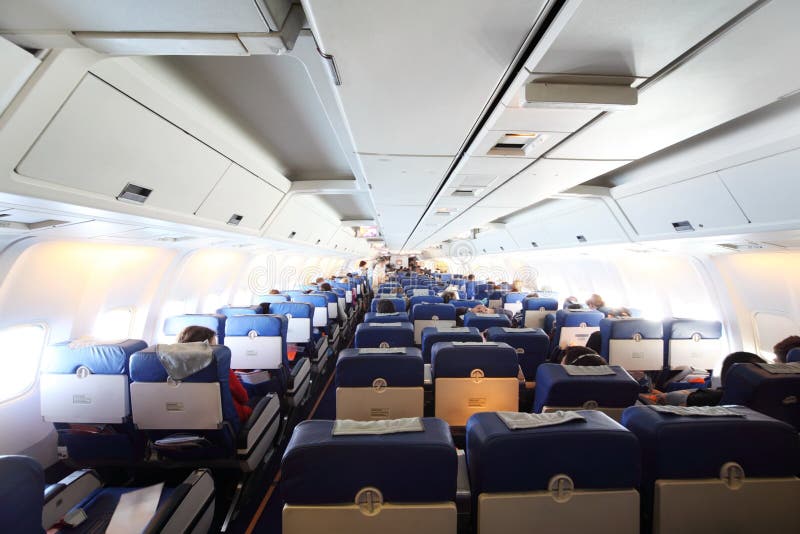 De cabine van het vliegtuig met passagiers