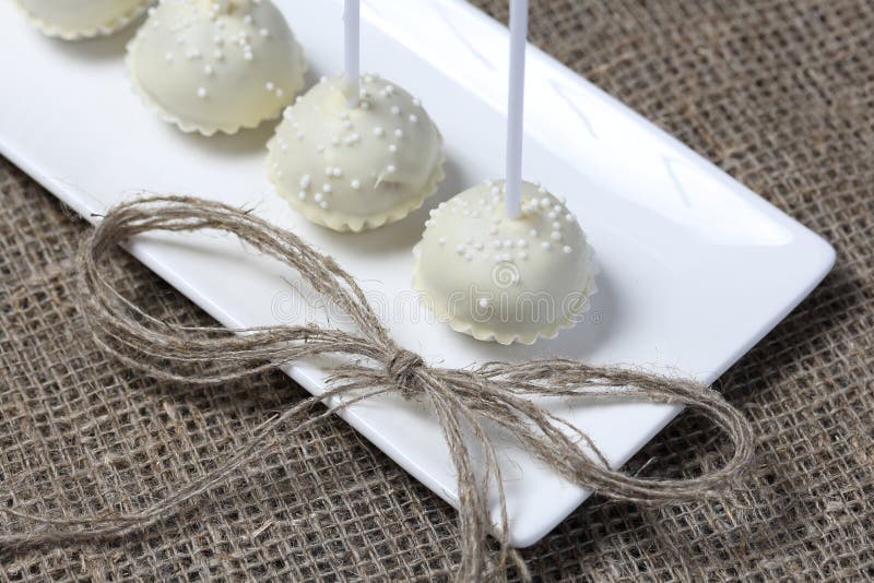 De cake knalt in witte chocoladeglans Tribune verticaal op een tribune royalty-vrije stock fotografie De cake knalt in witte chocoladeglans Tribune verticaal op een tribune royalty-vrije stock fotografie