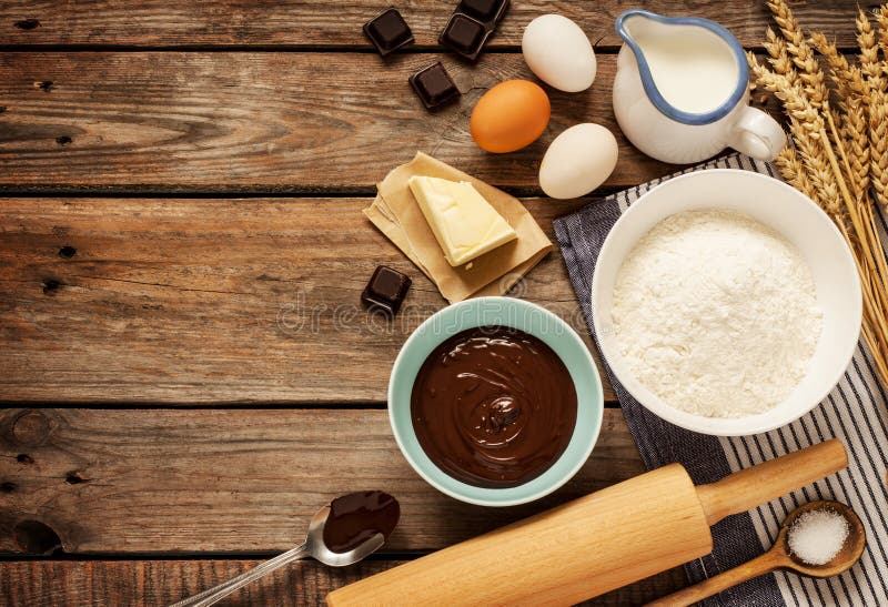 De cake van de bakselchocolade - recepteningrediënten op uitstekend hout