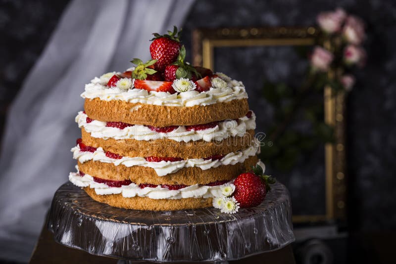 De cake van het engelenvoedsel met verse bessen royalty-vrije stock afbeeldingen De cake van het engelenvoedsel met verse bessen royalty-vrije stock afbeeldingen