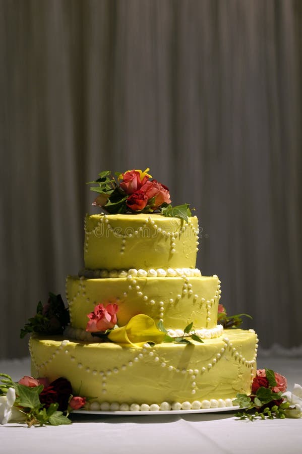 De cake van het huwelijk met bloemen royalty-vrije stock afbeeldingen De cake van het huwelijk met bloemen royalty-vrije stock afbeeldingen