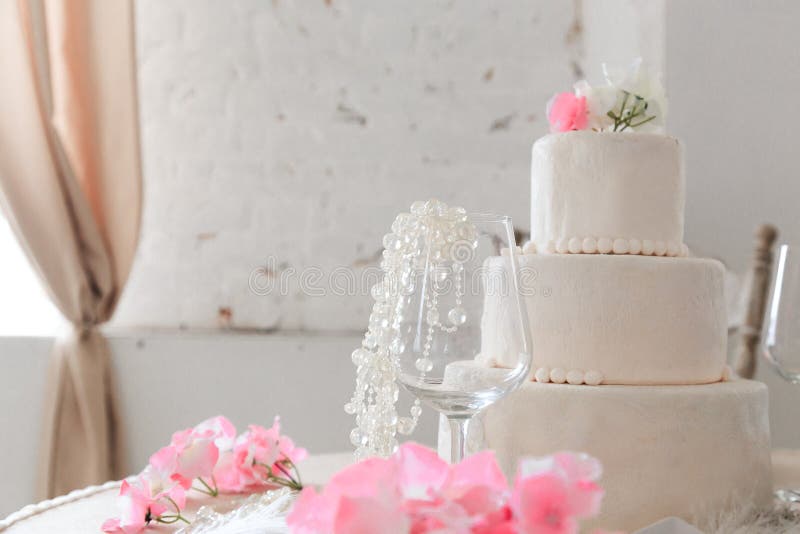 De Cake van het huwelijk met Bloemen royalty-vrije stock foto's De Cake van het huwelijk met Bloemen royalty-vrije stock foto's