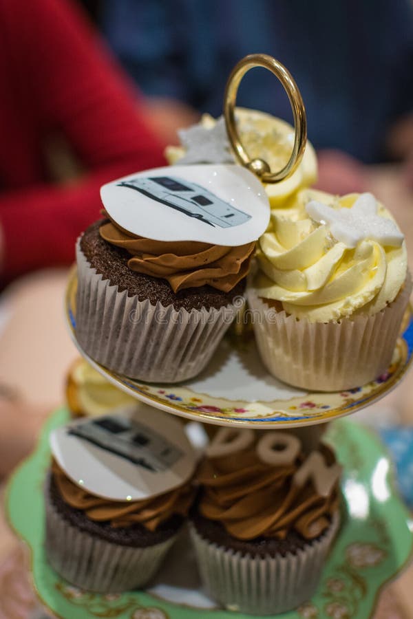 De Cakes van de chocoladekop bij een Partij van de Verjaardagsviering royalty-vrije stock foto's De Cakes van de chocoladekop bij een Partij van de Verjaardagsviering royalty-vrije stock foto's
