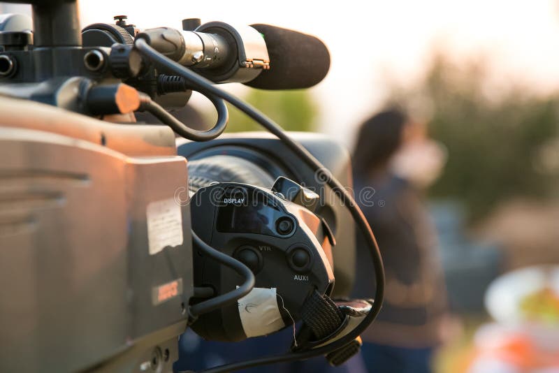 De Camera van TV en presentatorgastheer op een levende nieuwsuitzending op plaats