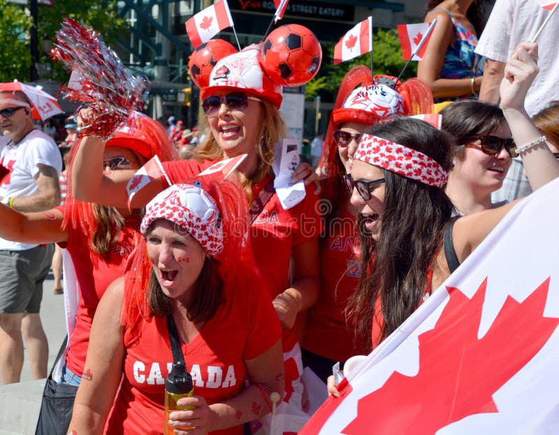 De Canadese fans komen aan BC Place Stadium aan royalty-vrije stock foto's De Canadese fans komen aan BC Place Stadium aan royalty-vrije stock foto's