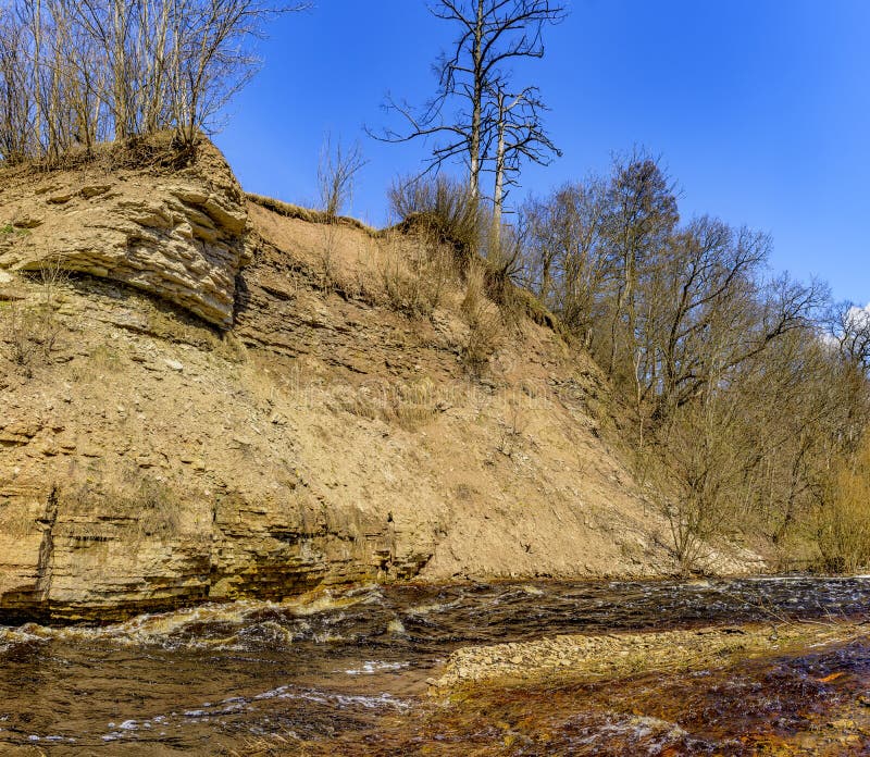De canion op de Lavarivier in het gebied van Leningrad is een geologisch monument van aard van regionaal belang stock foto's De canion op de Lavarivier in het gebied van Leningrad is een geologisch monument van aard van regionaal belang stock foto's